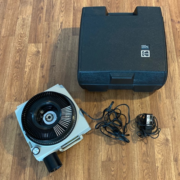 VTG Kodak Ektagraphic Slide Projector With Case